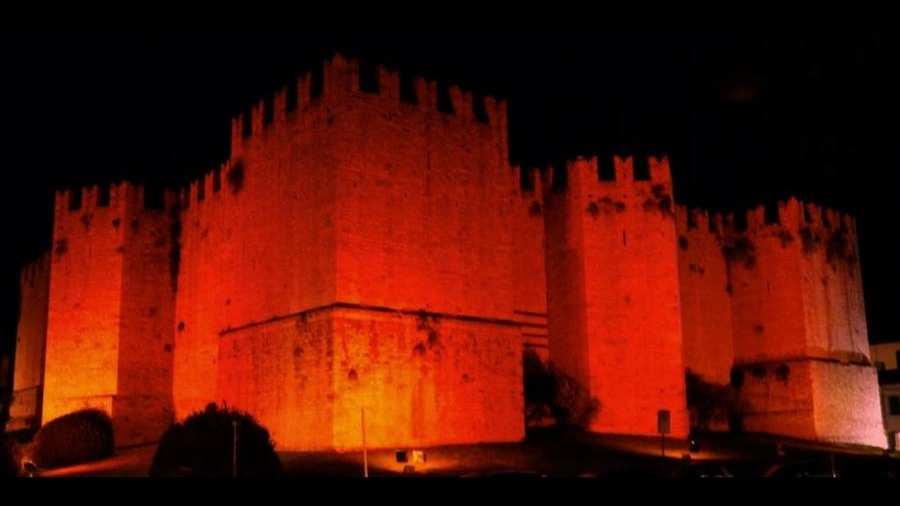Il Castello dell’Imperatore illuminato di rosso 