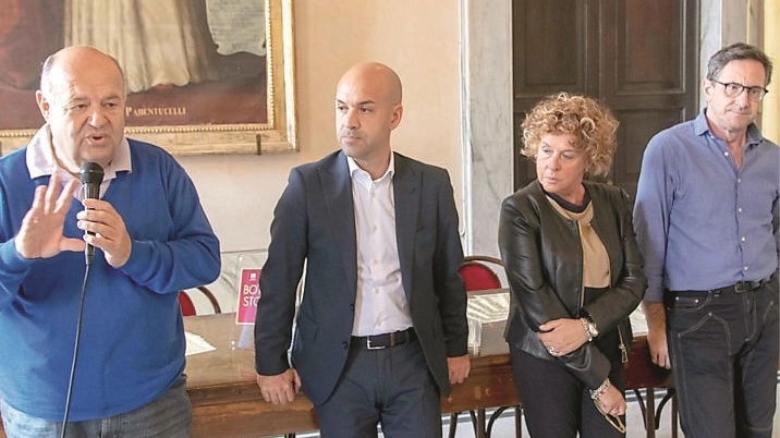 Da sinistra l’assessore Nicola Caprioni, il sindaco Alessio Cavarra, i funzionari comunali