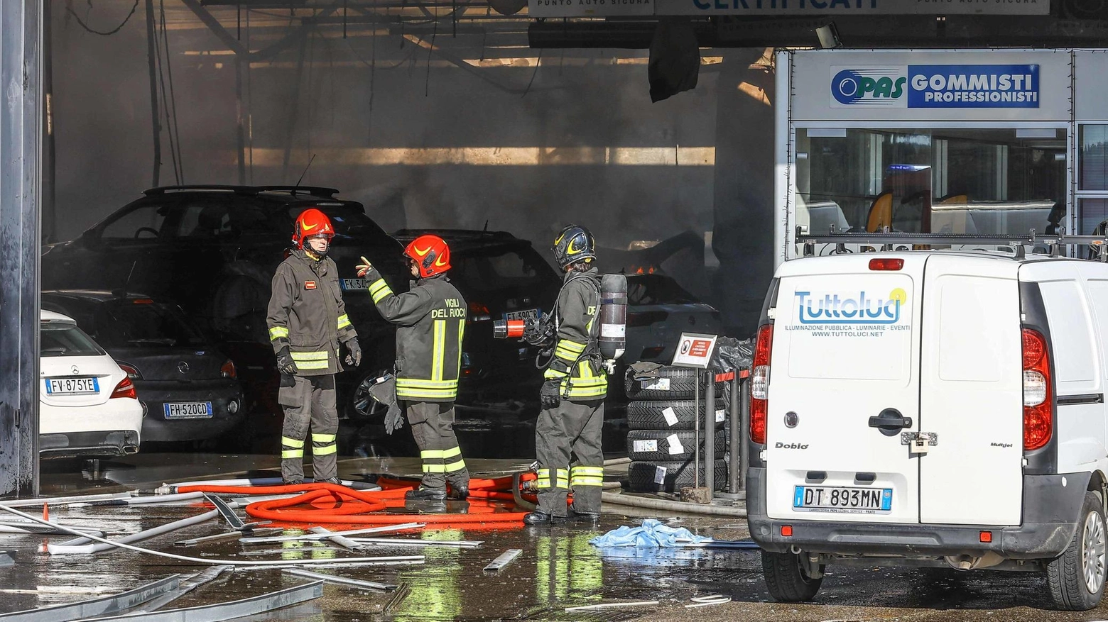 Ditta avvolta dalle fiamme. Magazzini e uffici distrutti. Otto intossicati e tanta paura. Scatta la maxi emergenza Ditta avvolta dalle fiamme. Magazzini e uffici distrutti. Otto intossicati e tanta paura. Scatta la maxi emergenza