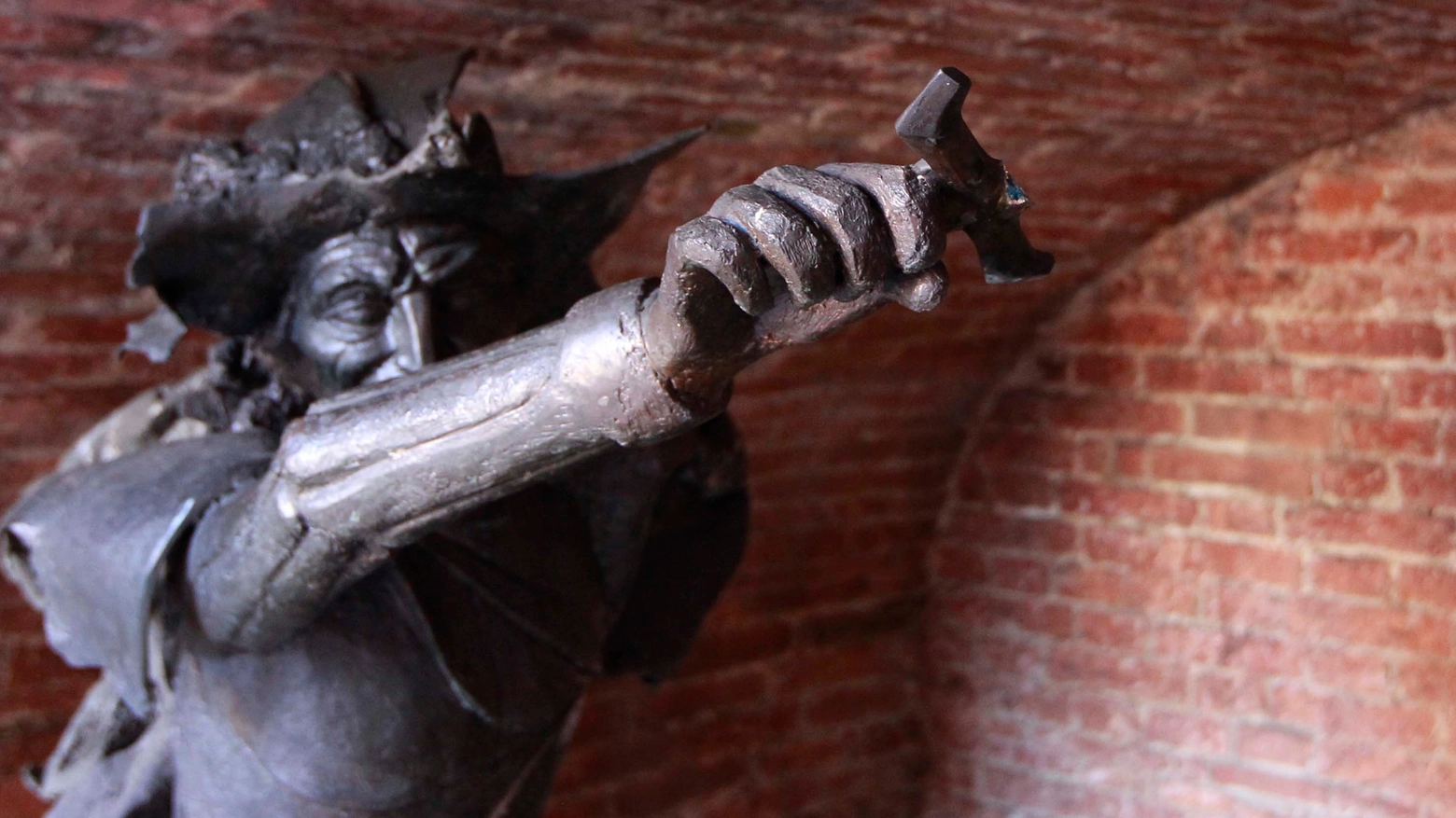 La statua di Barbicone sfregiata   (foto Lazzeroni)
