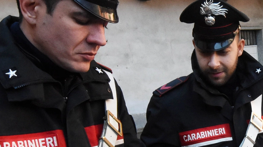 I carabinieri sono intervenuti nel plesso scolastico per effettuare i rilievi del caso