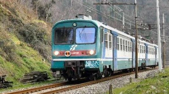 Un convoglio viaggia sulla linea Porrettana che unisce Emilia e Toscana