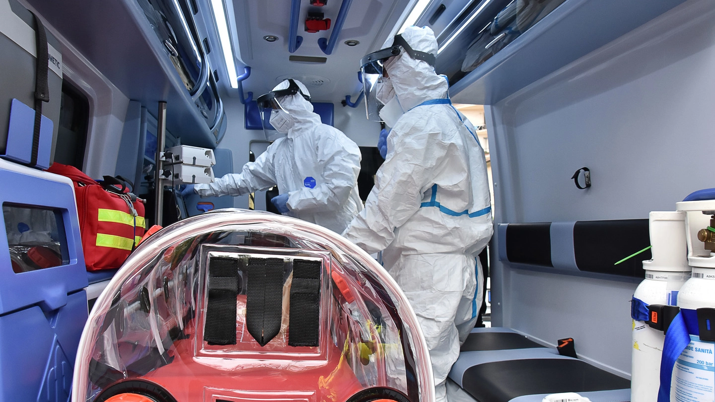 Coronavirus, medici e infermieri con le tute in un'ambulanza ad alto biocontenimento