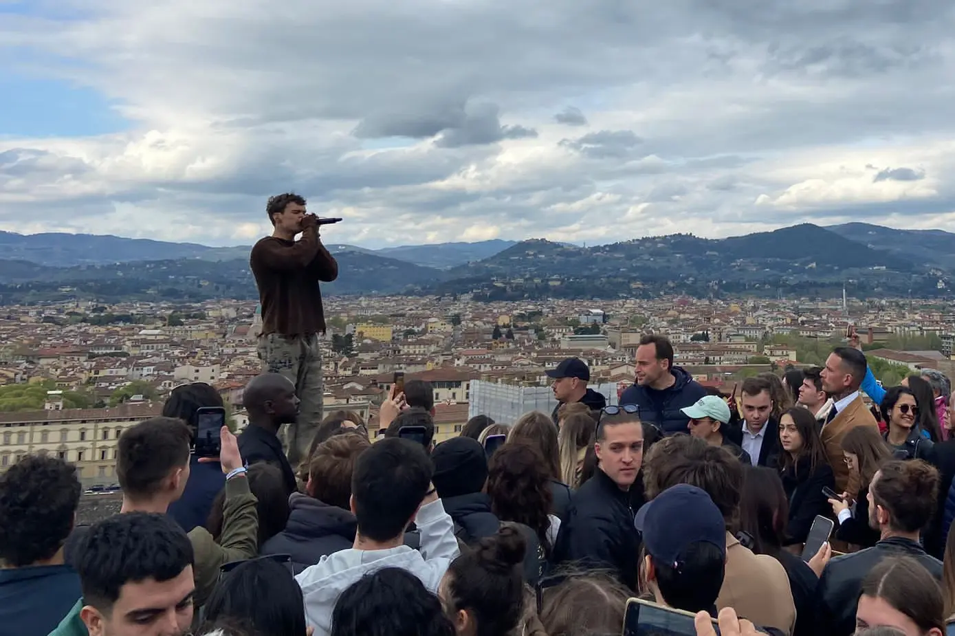 Un momento dell'esibizione di Blanco