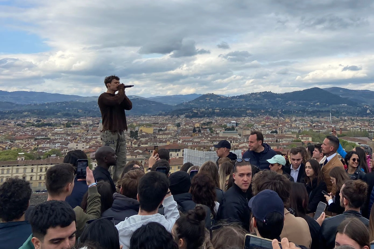 Un momento dell'esibizione di Blanco