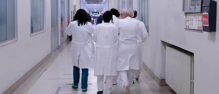 Pisa, aggredisce medico e infermiere: fermato e trasferito in psichiatria