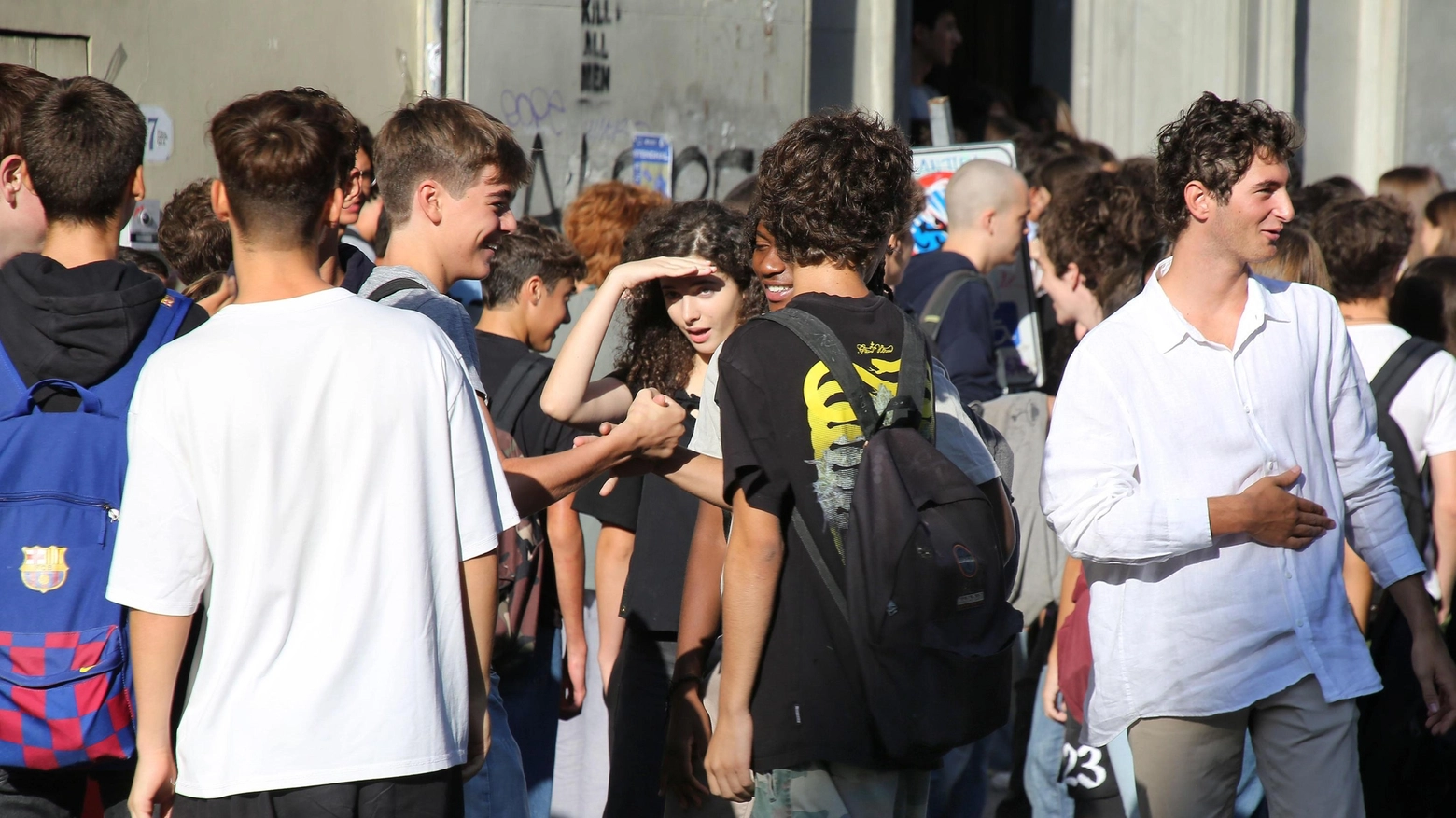 Alle 7,30 tutti in fila. Pronti per la corsa all’ultimo banco lontano dalla cattedra Alle 7,30 tutti in fila. Pronti per la corsa all’ultimo banco lontano dalla cattedra