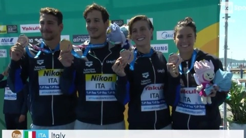 Giulia Gabbrielleschi, prima da destra, con la medaglia di bronzo