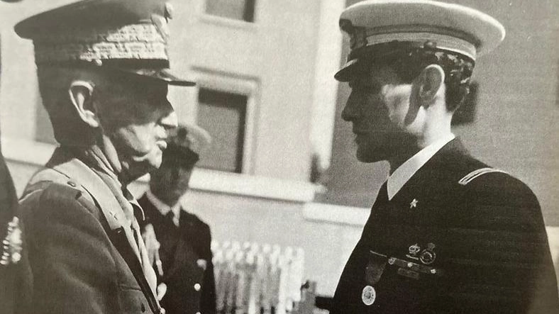 Il re Vittorio Emanuele III consegna nel 1943 la medaglia d’oro al valore a Mario Arillo