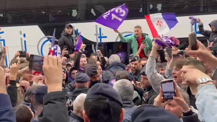 Fiorentina in finale, grande festa per l’arrivo della squadra a Firenze