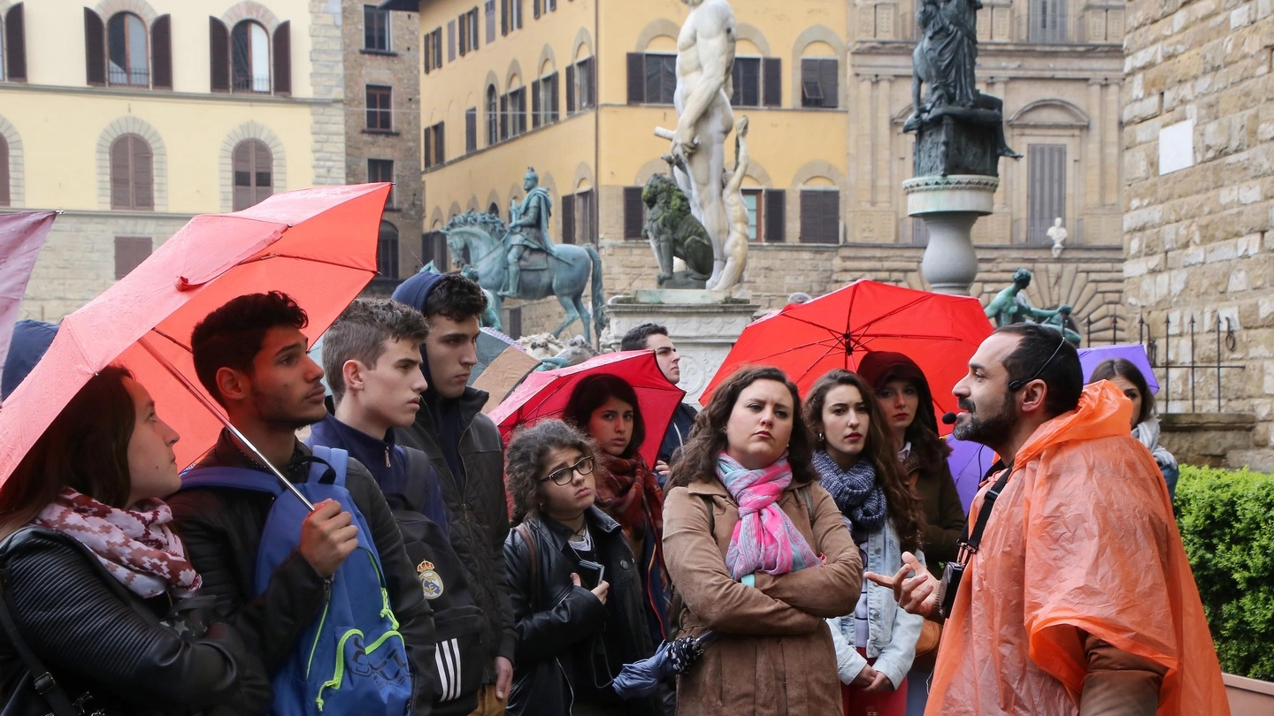 Turisti a Firenze (Foto archivio)