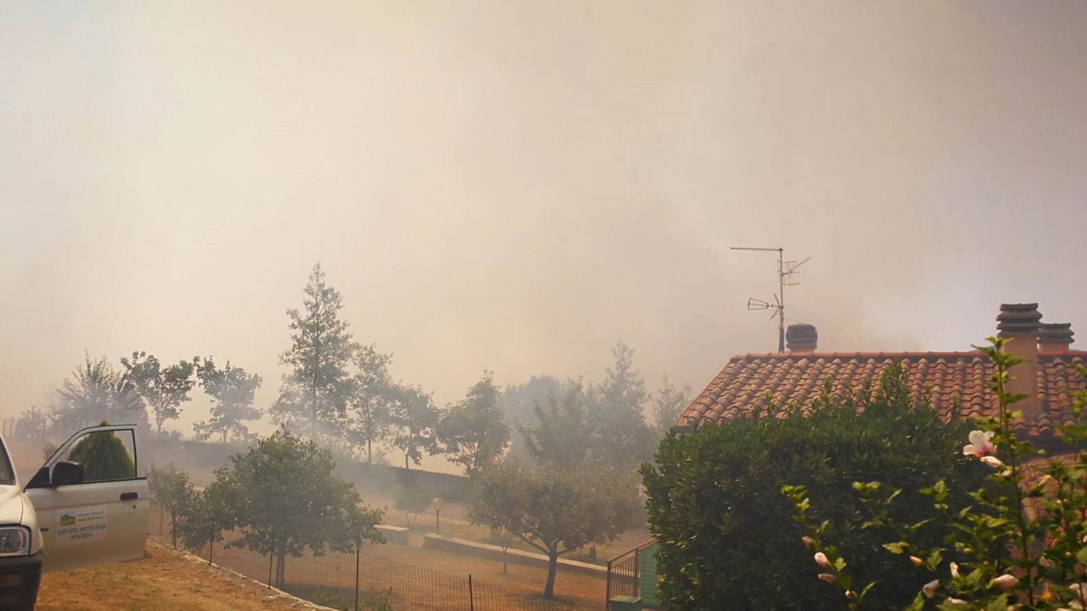 Incendio a Piancastagnaio, fiamme vicine alle case
