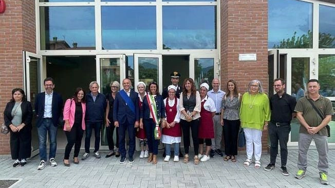 Giornata di festa alla “De Amicis“. Inaugurata la nuova mensa a servizio delle scuole elementari Giornata di festa alla “De Amicis“. Inaugurata la nuova mensa a servizio delle scuole elementari