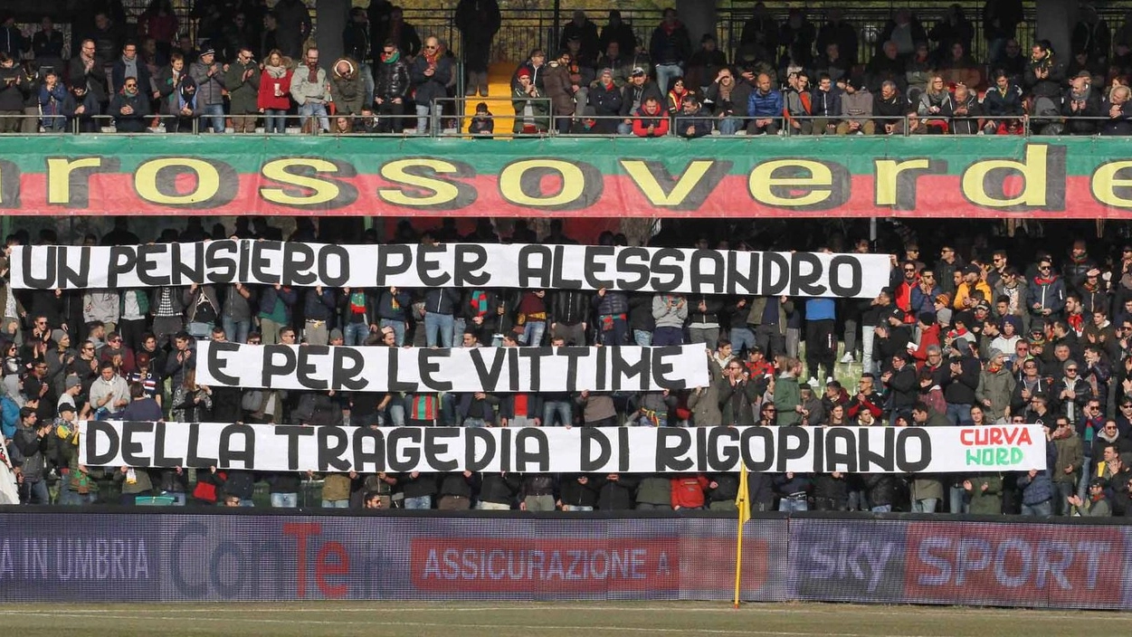 I tifosi omaggiano le vittime di Rigopiano, fra le quali il ternano Riccetti (Pianetafoto)