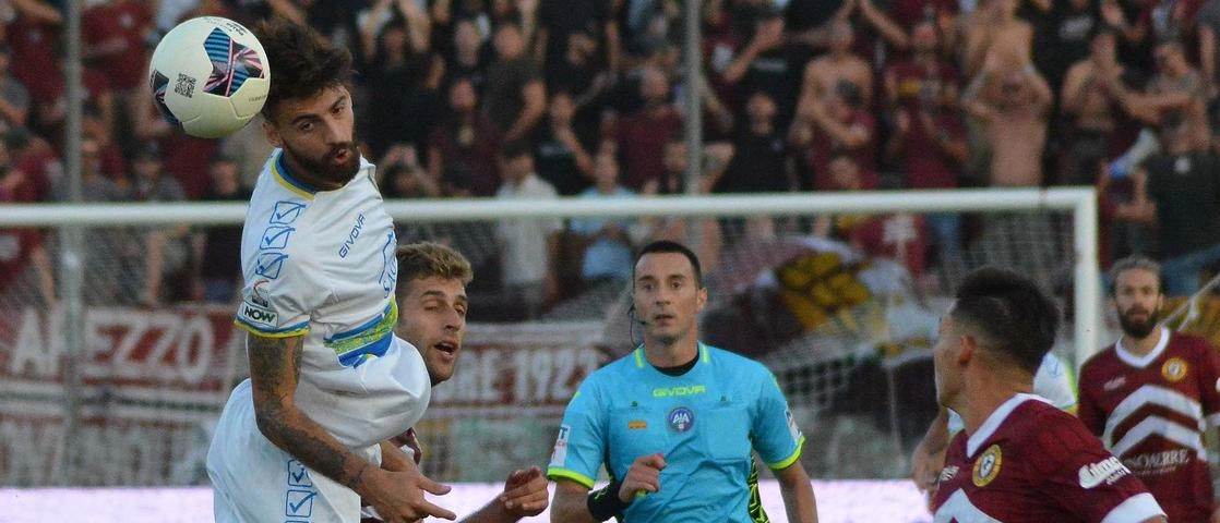 Molto contestata la direzione di gara: il gol degli ospiti segnato mentre Llanes era a terra