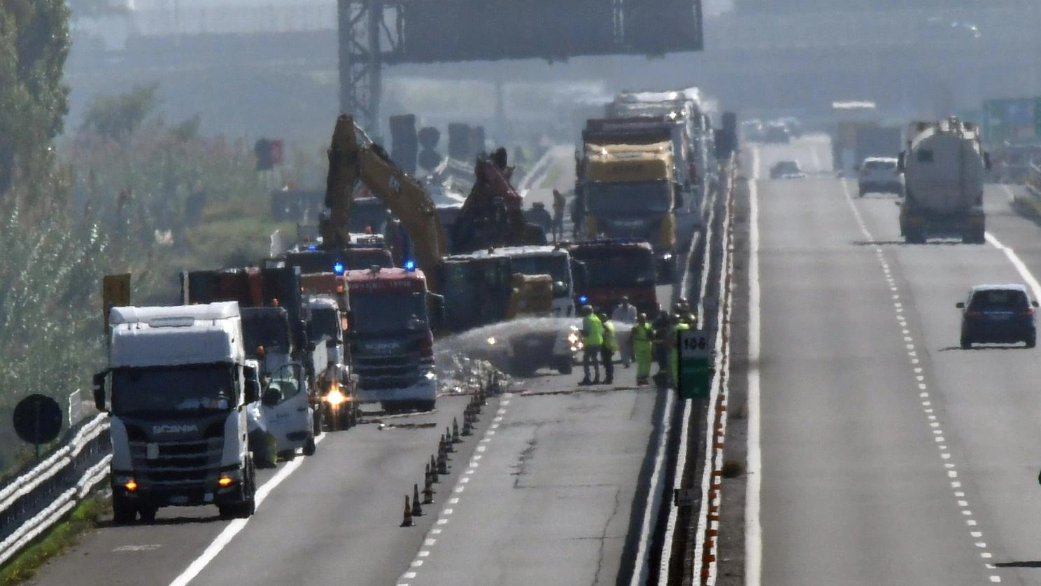 Tir in fiamme lungo l’autostrada. Traffico in tilt e nube irrespirabile. Stop al consumo di frutta e ortaggi Tir in fiamme lungo l’autostrada. Traffico in tilt e nube irrespirabile. Stop al consumo di frutta e ortaggi