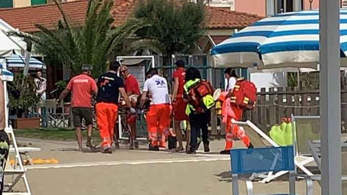 Grave incidente in mare a Viareggio dopo un tuffo (foto Umicini)