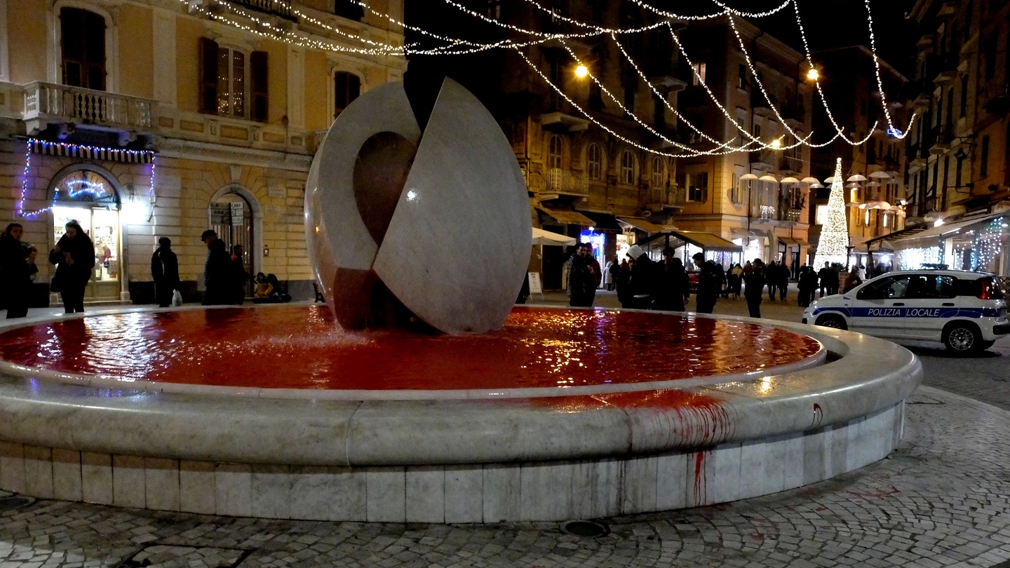 La fontana in piazza Garibaldi imbrattata dagli anarchici (foto Frascatore)