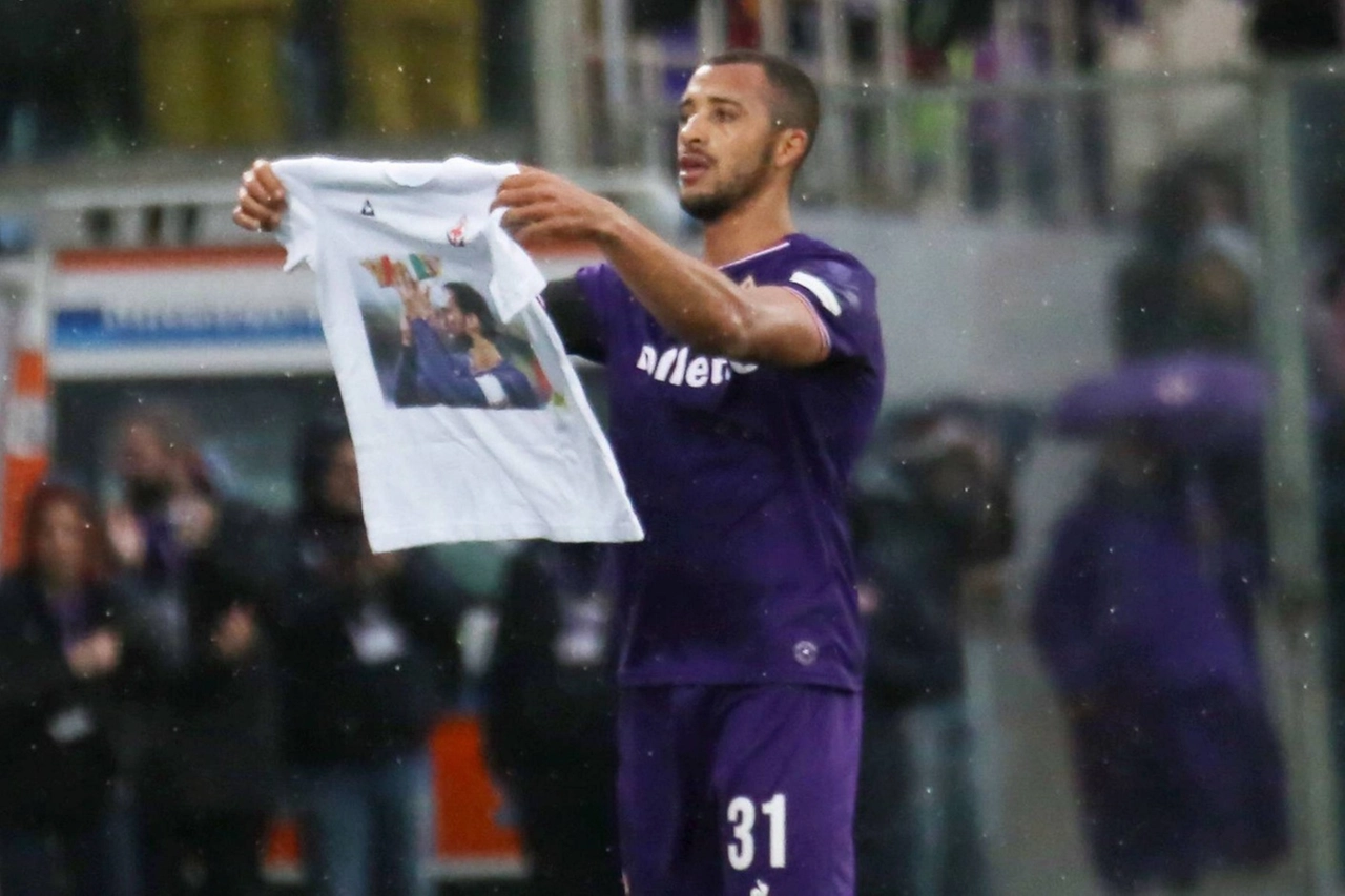Vitor Hugo con la maglia dedicata ad Astori (Fotocronache Germogli)