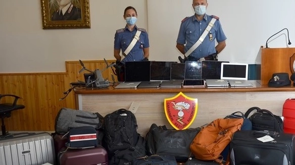 I carabinieri di Pisa con la merce ritrovata nell’appartamento