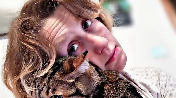 La scrittrice pasticcera Martina Toninelli con uno dei suoi tanti gatti
