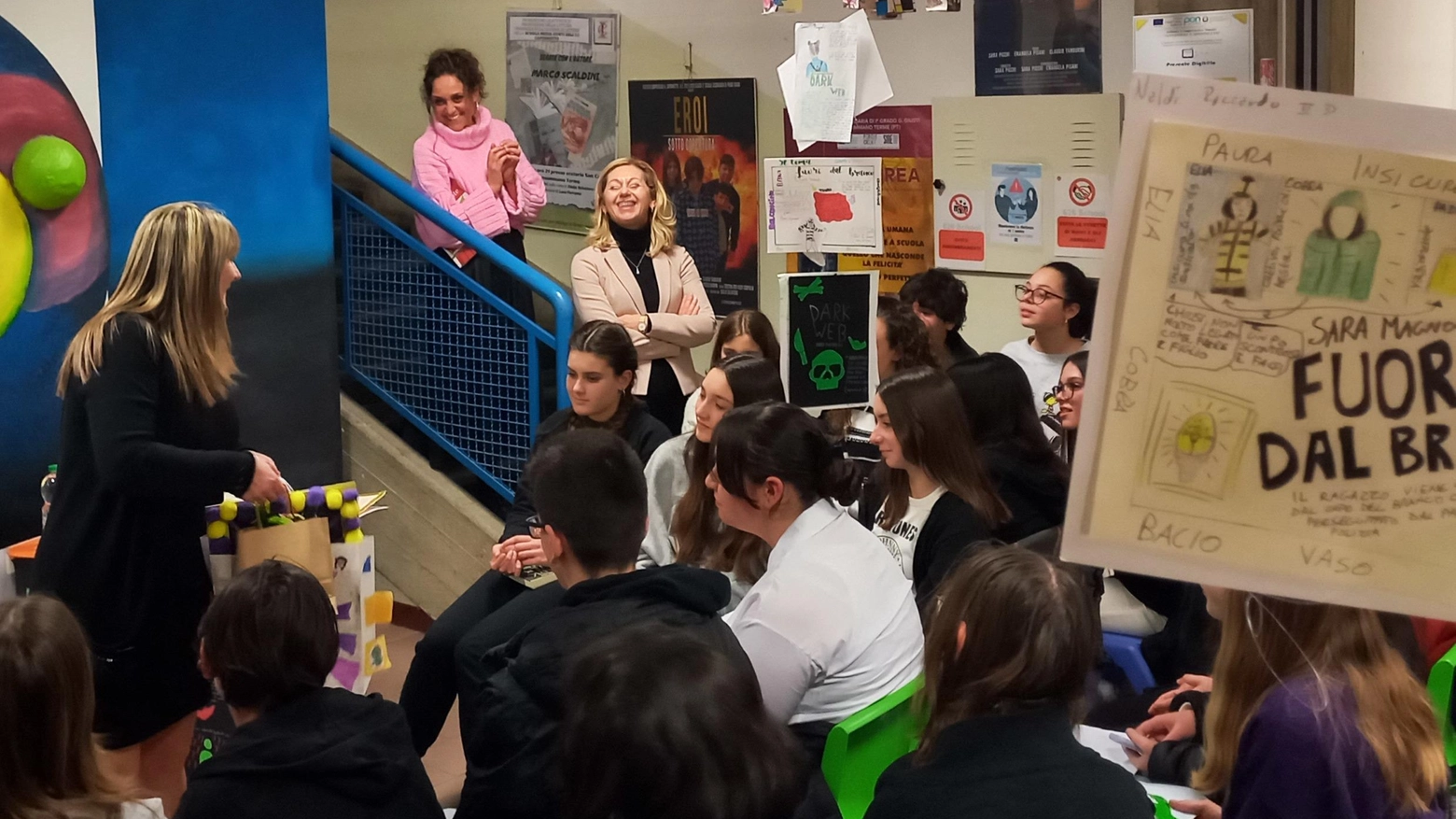 La scrittrice Sara Magnoli insieme agli studenti della media "Giusti"