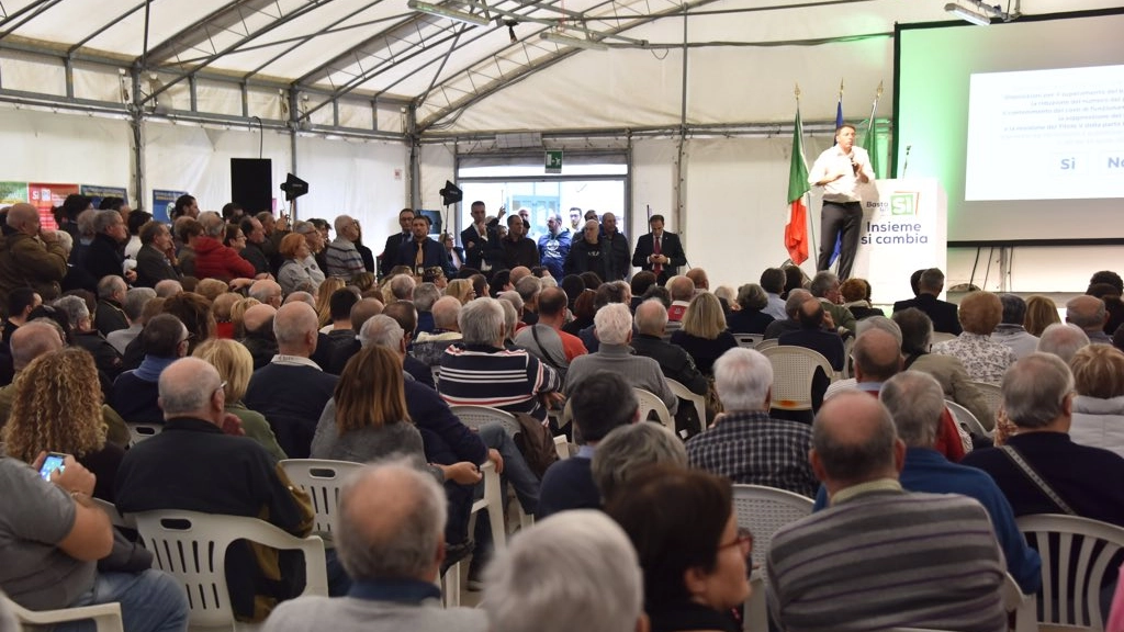 Matteo Renzi a Livorno per la campagna referendaria (Foto Novi)