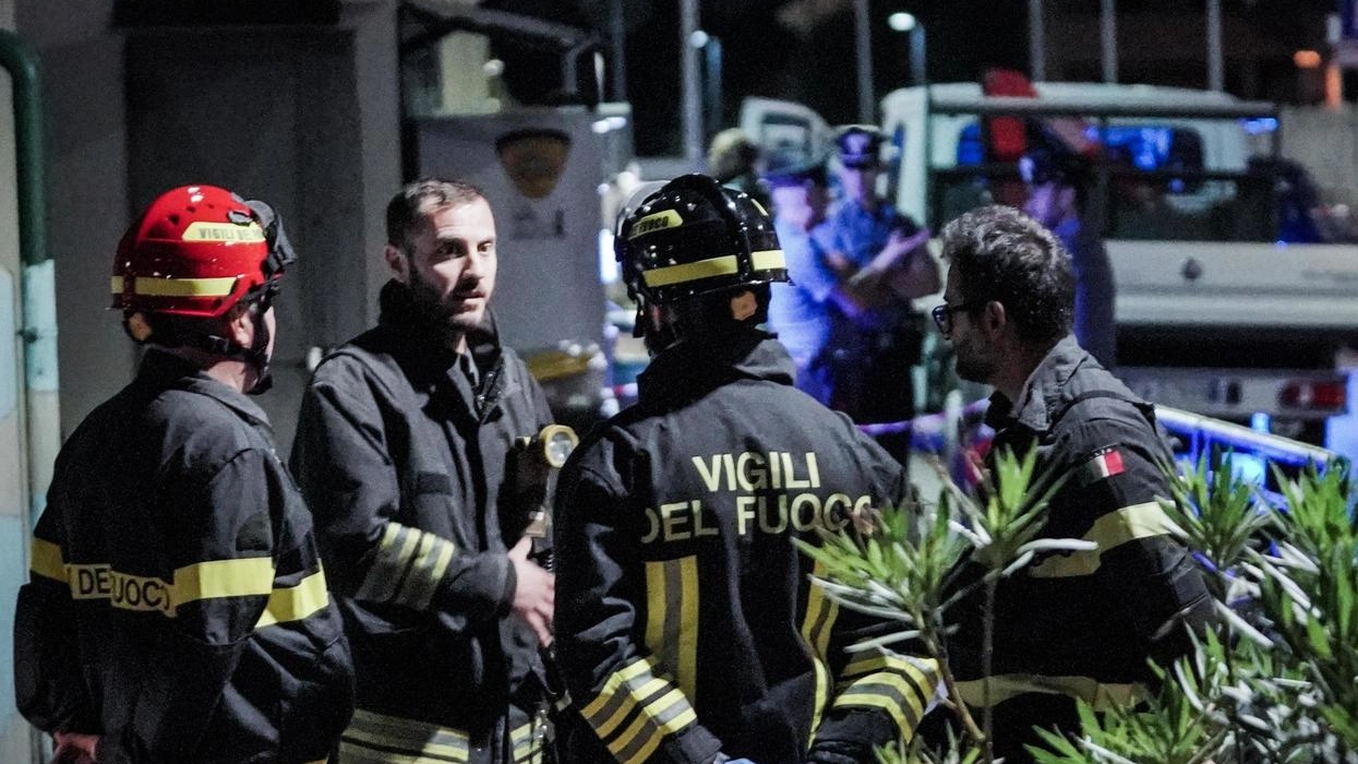 Un figlio era fuori casa. Intervenuti anche i vigili del fuoco. L’abitazione adesso è agibile
