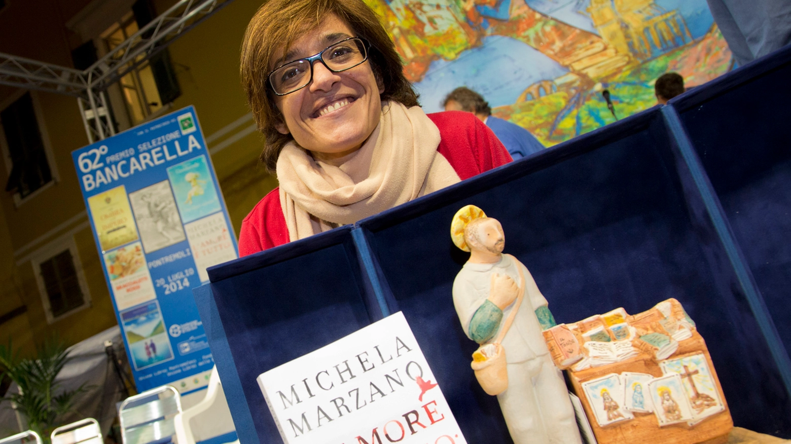 Michela Marzano con la statuetta rappresentante S.Giovanni di Dio protettore dei librai
