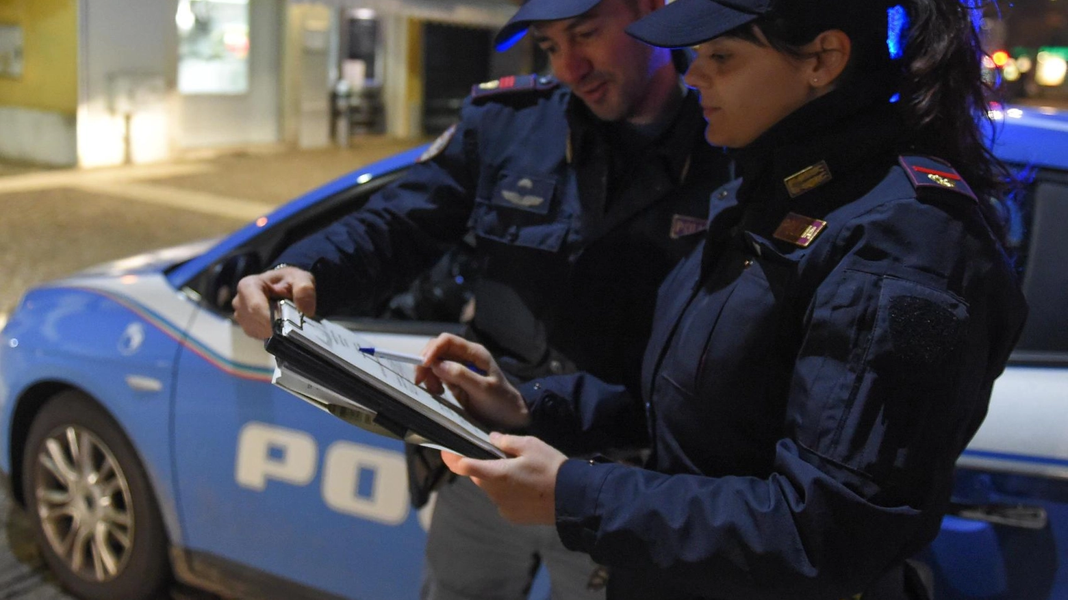 Tira un sasso a un poliziotto e lo colpisce. Arrestato ultras viola Tira un sasso a un poliziotto e lo colpisce. Arrestato ultras viola
