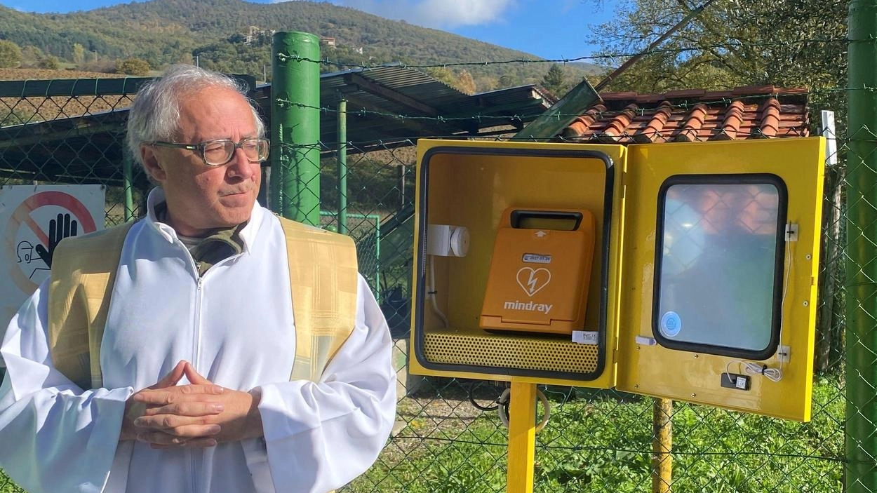 Un defibrillatore per la ciclopista. Il dono dei genitori di Gabriele: morì folgorato mentre pescava Un defibrillatore per la ciclopista. Il dono dei genitori di Gabriele: morì folgorato mentre pescava