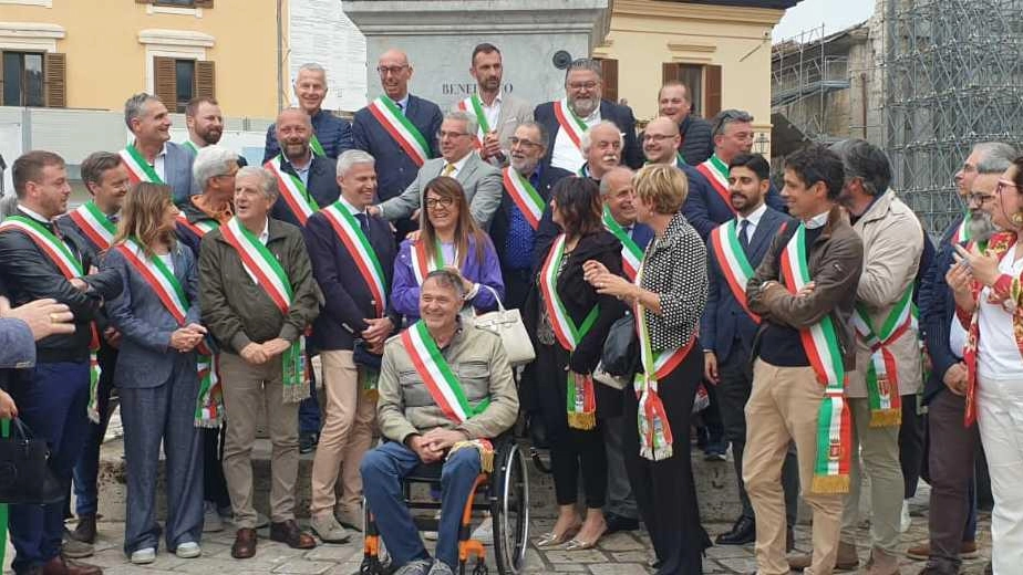 Sindaci in marcia con Alemanno "Vogliamo rispetto e regole chiare" Sindaci in marcia con Alemanno "Vogliamo rispetto e regole chiare"