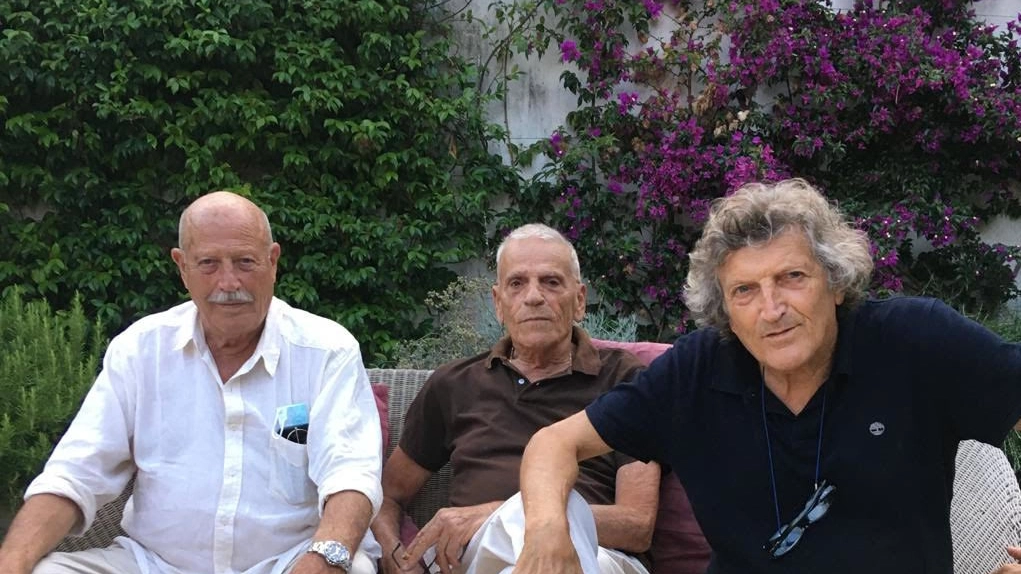 Giorgio Tedoldi (a destra) con i fratelli Sergio e Giancarlo la scorsa estate al Guernica