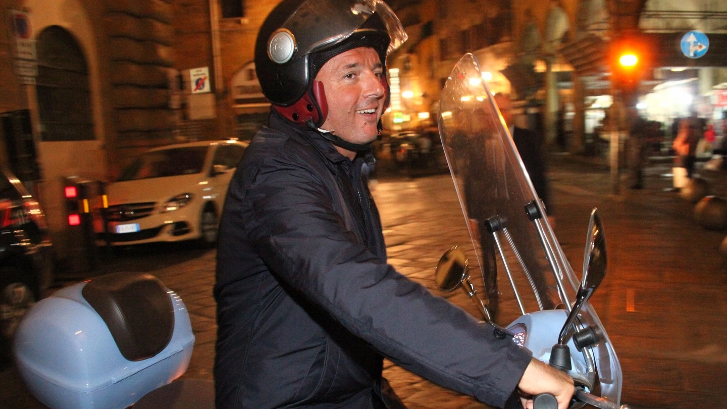 Matteo Renzi lascia Palazzo Vecchio in Vespa (foto Umberto Visintini/New Pressphoto)