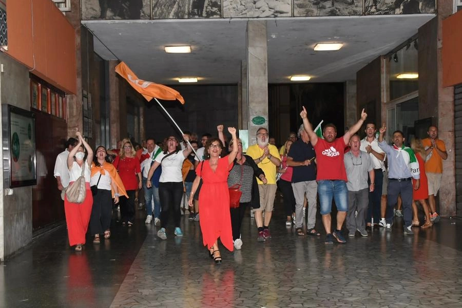 I sostenitori di Serena Arrighi (in maglia rossa, alla sinistra della foto) in Comune