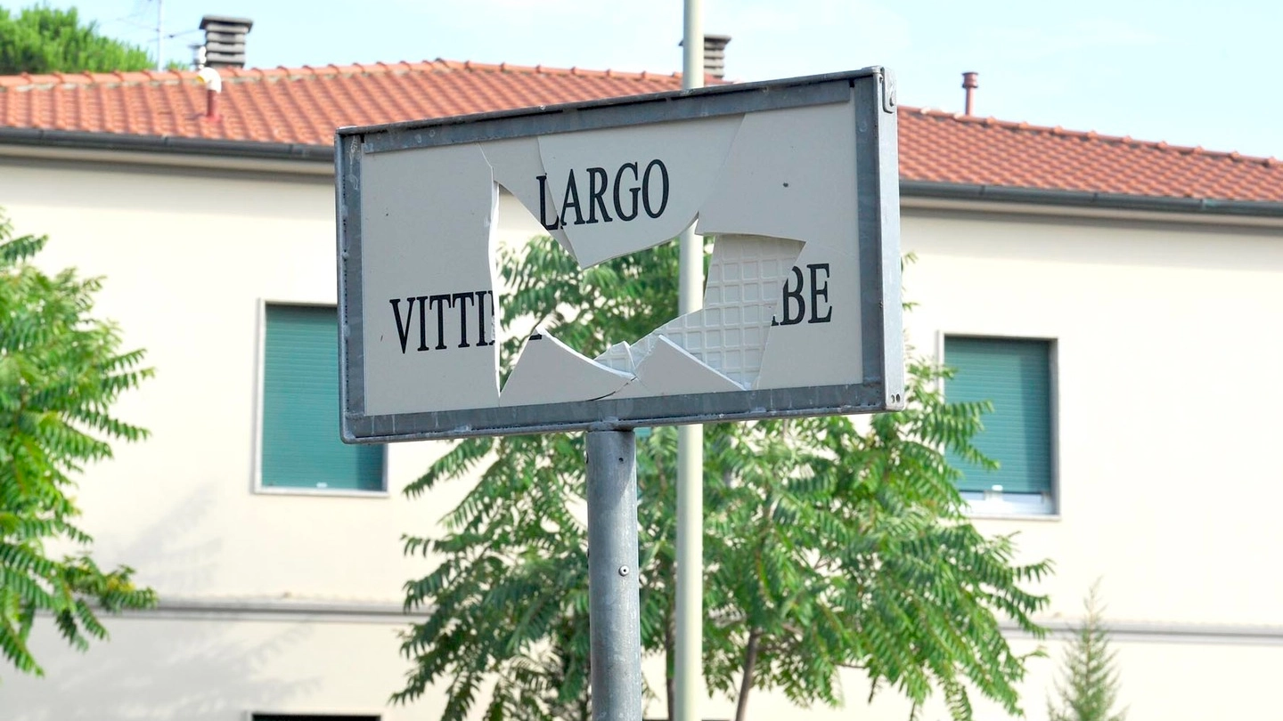 La targa danneggiata a Livorno (foto Novi)