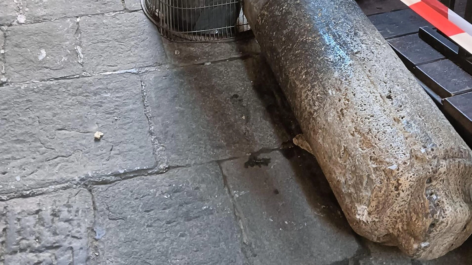 Furgone si sfrena, abbattuto il colonnino in travertino al Bargello Furgone si sfrena, abbattuto il colonnino in travertino al Bargello