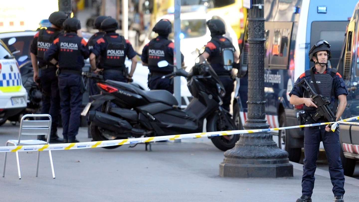 La polizia sulle Ramblas dopo l'attentato (foto Afp photo)