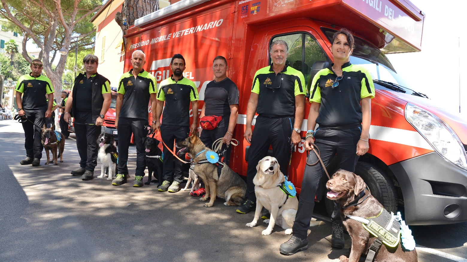 I vigili del fuoco premiati a Camogli (Genova) con i loro cani
