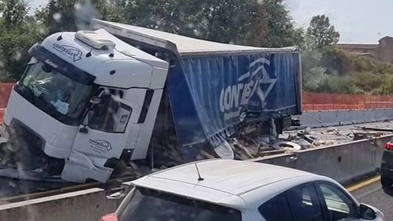 Inferno A1: l’Italia si spacca in due Scontro, dieci chilometri di coda Inferno A1: l’Italia si spacca in due Scontro, dieci chilometri di coda