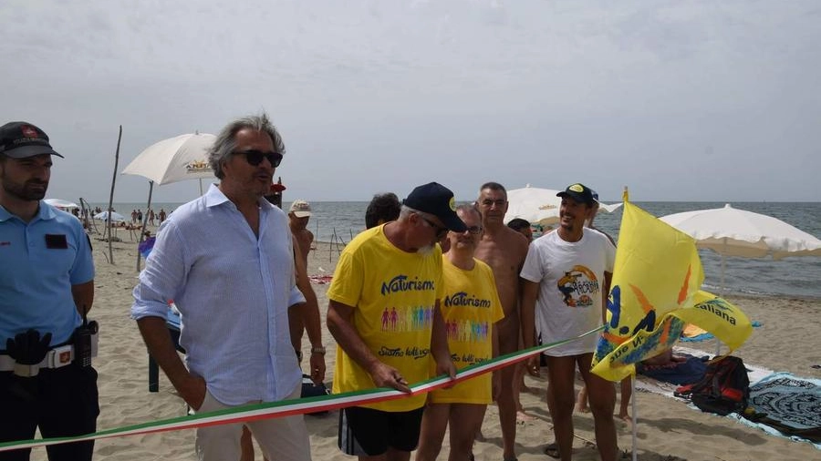 Inaugurata la spiaggia per nudisti alla Lecciona (Foto Umicini)