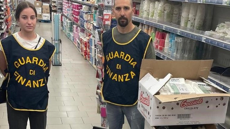 Gli oltre 6500 oggetti scoperti nel corso di un controllo in un negozio del centro