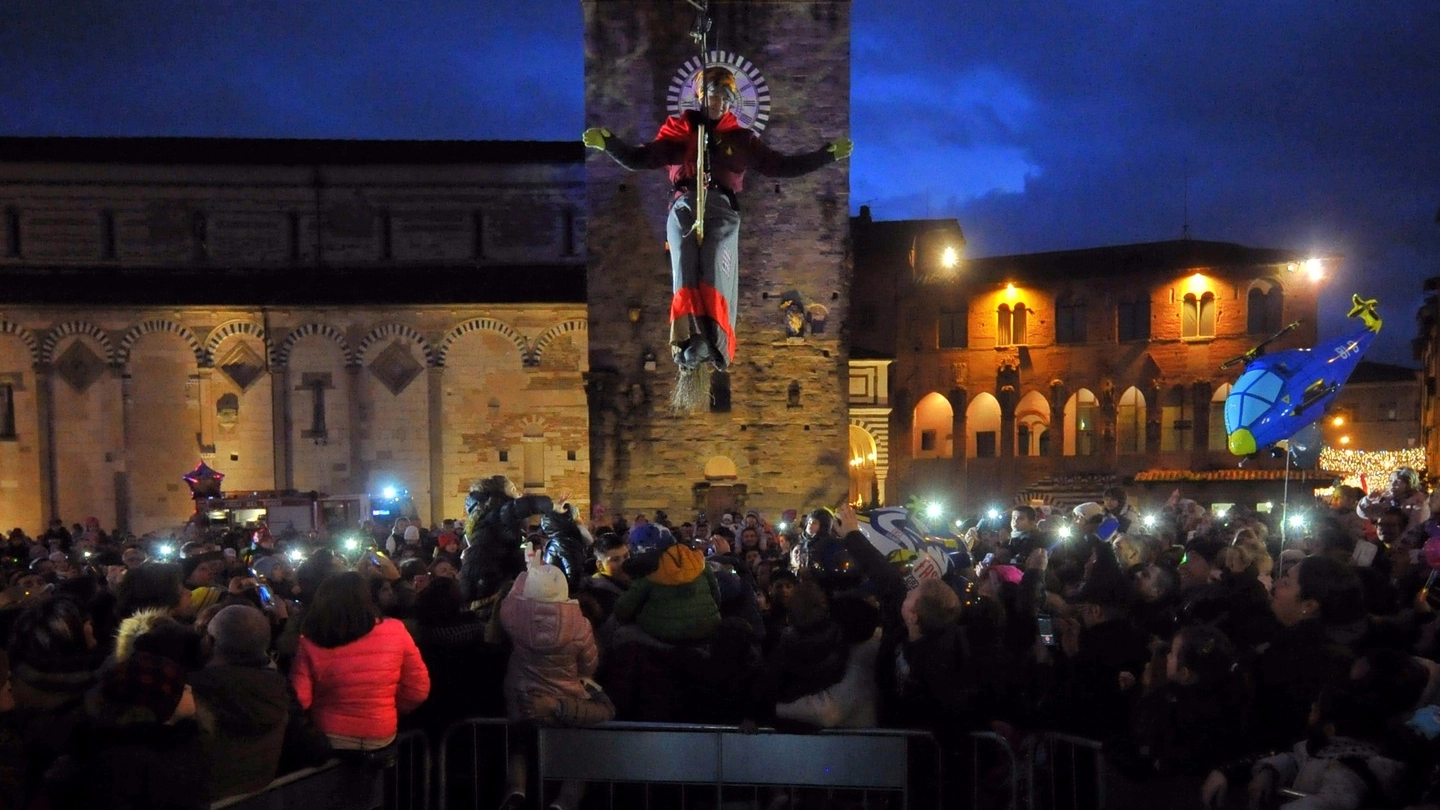 La discesa della Befana in piazza Duomo