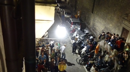 Sono le due di notte: decine e decine di giovani in via Mazzetta a due passi da Santo Spirito