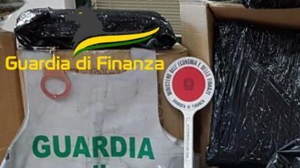 Rifornivano di stupefacenti le ’piazze’ umbre. Maxi-retata della Guardia di Finanza Rifornivano di stupefacenti le ’piazze’ umbre. Maxi-retata della Guardia di Finanza