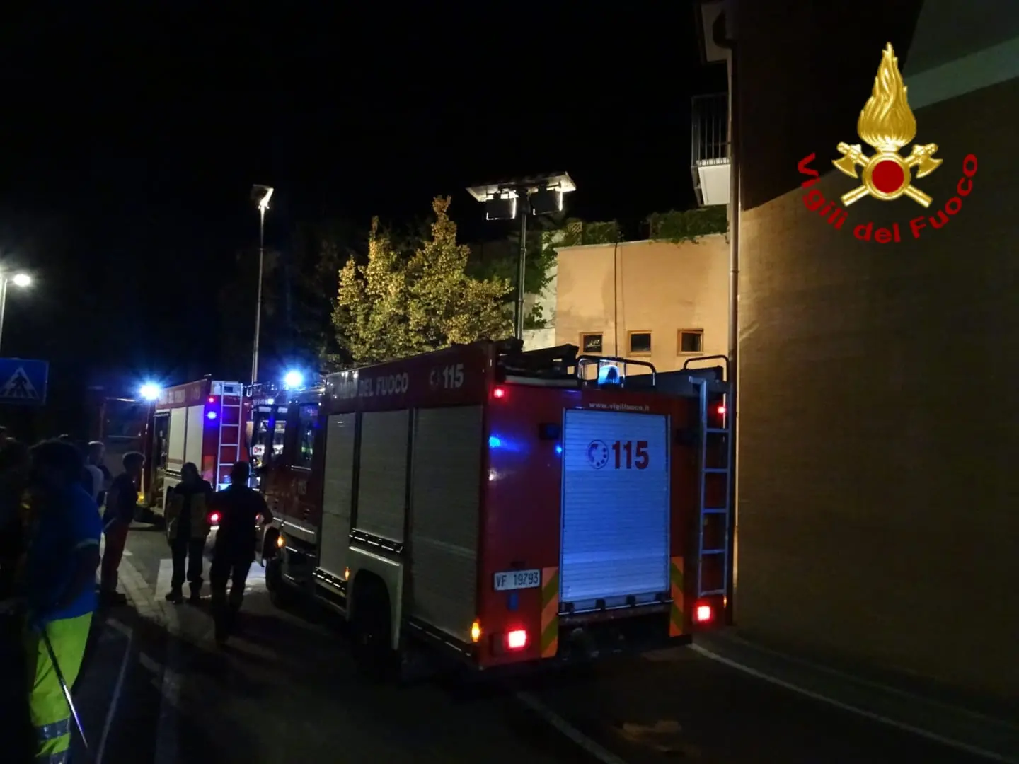 Incendio nella notte, evacuata una palazzina / FOTO