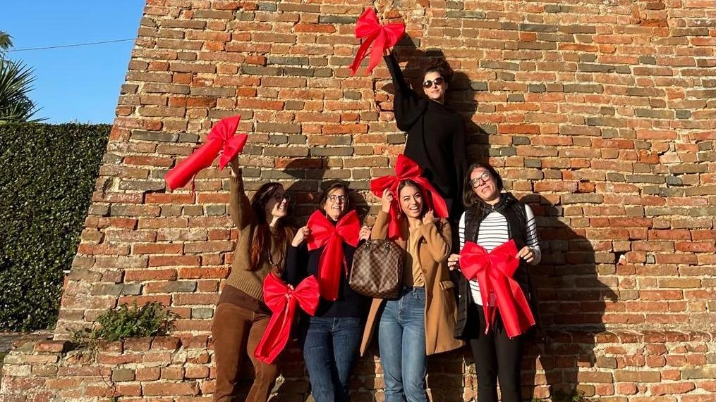 Natale Un fiocco rosso per addobbare le case