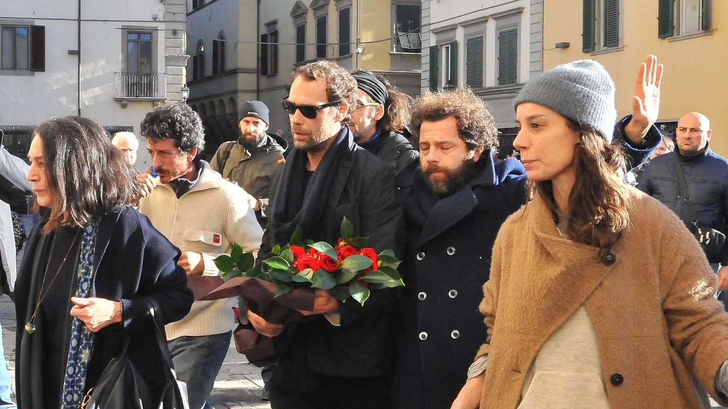 L'addio ad Ashley Olsen, il fidanzato con un mazzo di fiori (Visintini/Press Photo)
