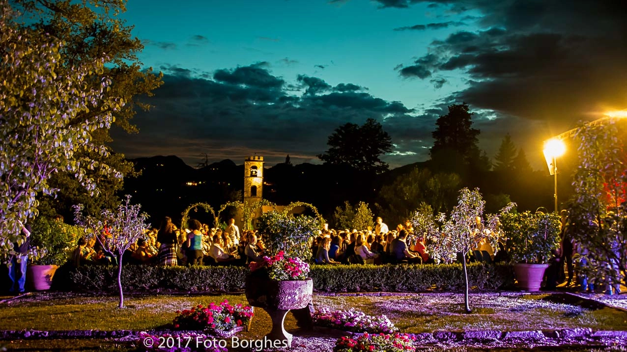 La "Serata Omaggio a Giovanni Pascoli", organizzata il 10 agosto a Castelvecchio Pascoli, riesce ogni anno a superarsi con scenari ricchi di suggestione nello splendido giardino della Casa del Poeta, cornice insuperabile per un evento dall’elevato spessore artistico.