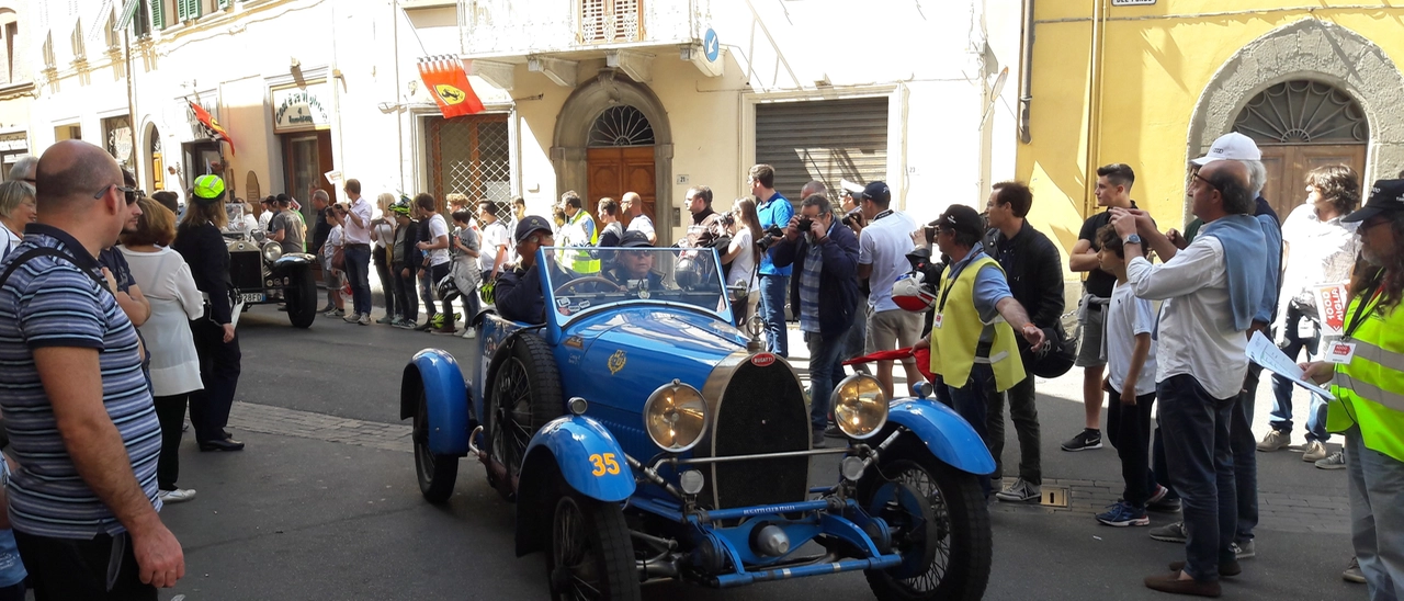 La Mille Miglia sotto la Rocca, le scuole escono in anticipo